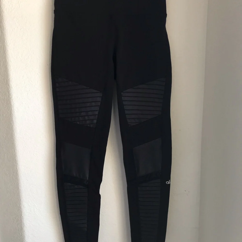 Alo Black Moto Sexy Legging Matte Shine Fabric & Mesh Detail size Large Stretch